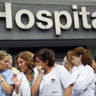 Protesta de sanitarios en el Hospital La Paz por la gestión del caso, ayer en Madrid.