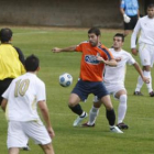 David García trata de cortar el avance de un jugador rival.