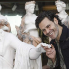 El actor berciano Roberto Enríquez besa la mano de una escultura de escayola en Madrid.