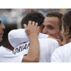 Soldado celebra sus goles junto a sus compañeros.
