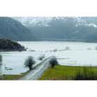 Cola del embalse del Riaño en Vegacerneja, con la vieja N-625 como marca del nivel del agua.