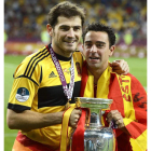 Casillas y Xavi Hernández, dos de los héroes de La Roja, con la copa de campeones.