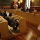 Un momento del Pleno celebrado ayer en el Palacio de los Guzmanes. FERNANDO OTERO