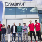 El responsable de Drasanvi junto al presidente del Ademar, directivos, la doctora del equipo, el técnico Guijosa y varios jugadores. DL