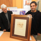 Pablo Salgado y Francisco Arias, con el dibujo donado.