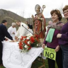 La protesta contra la Sama-Velilla a los pies del santo patrono de los valles del Curueño.