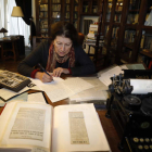 Mercedes Unzeta Gullón en su biblioteca, donde además de numerosos libros guarda las cartas y documentos familiares.