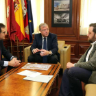 El alcalde de León, Antonio Silván, y el director de laboratorios Syva, César Carnicer, mantienen una reunión
