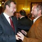 El consejero de Fomento, Antonio Silván, charla con Ignacio Tejera