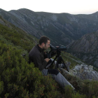 La observación de los osos se realiza desde una ladera frente a la que se encuentran, con el fin de no molestarles.