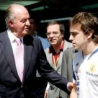 El Rey Juan Carlos saluda a Alonso antes del comienzo de la carrera en Montmeló