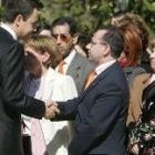 Zapatero saluda al presidente de la AVT, Francisco Alcaraz, durante el homenaje