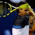 Rafa Nadal golpea la bola en un lance del partido que le midió al belga Rochus