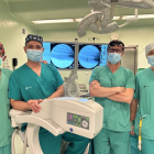 Jaime Sánchez Lázaro, Óscar Fernández, Francisco Madera y Ana Trapote, ayer en el quirófano junto al aparato de fluoroscopia, en el Caule. DL