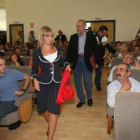 Anguita, precedido por la alcaldesa de San Andrés, entra en el salón consistorial, que llenó.