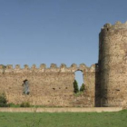 El lienzo y la torre que se conservan del palacio de los Bazán, en Palacios de la Valduerna.