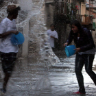 Un momento de la tradicional batalla de agua que cada año se libra en Molinaseca.