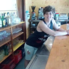 Natalia Pérez, en el bar de su padre en Quintanilla de Flórez. DL