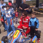 Fernando Alonso junto a algunos jóvenes piloto en el karting de Vidanes.