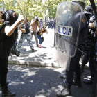 Una mujer increpa a los antidisturbios durante la manifestación de los mineros.