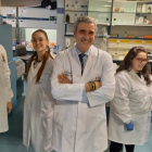 El profesor Rodríguez Lázaro, con una parte de  su equipo de investigadores. DL