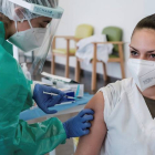 - Una trabajadora recibe en la residencia Sa Serra, de Sant Antoni de Portymany (Ibiza), la segunda dosis de la vacuna contra la covid-19, este lunes. SERGIO G. CAÑIZARES
