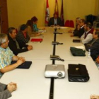 Representantes del movimiento contra la Sama-Velilla, con el delegado Eduardo Fernández, en el centr