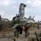Los palestinos regresan a sus casas destruidas por los ataques isralíes en el campo de refugiados de