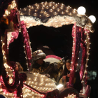 El Mago Chalupa, personaje singular de la Navidad de Ponferrada antecedió a los tres Reyes Magos en una góndola. L. DE LA MATA