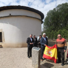 Junto al palomar, un monolito reconoce la contribución del matrimonio holandes. L. D. M.