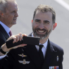 Felipe de Borbón, a bordo del portaaviones Príncipe de Asturias, en febrero de 2013