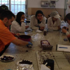 Alumnos de uno de los primeros cursos de FP Dual desarrollados en la provincia de León, en este caso, de Panadería en Astorga. DL