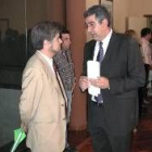 El alcalde, Vicente Cela, conversa con Agustín García Millán tras un pleno, en una imagen de archivo