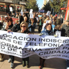 Cabeza de la manifestación para exigir la ordenanza municipal de las antenas, a su paso por la avenida de España.