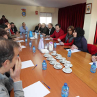 Susana Díaz junto a Constantino Rodríguez en la reunión con los alcaldes mineros en Brañuelas.