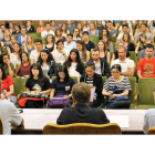 Momento de la recepción que brindó la Universidad de León a los alumnos que se formarán el primer semestre en sus aulas. DL