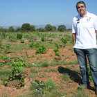Miguel Ángel Alonso, en los viñedos de Las Garandinas, a más de 820 metros de altitud, con el Teleno al fondo. B. FERNÁNDEZ