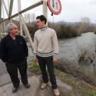 César Recamán y Alejandro Merayo, vicepresidente y presidente de la asociación El Castro, ayer en el puente de Toral de Merayo.