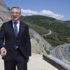 El ministro de Fomento, José Blanco, ayer en el talud de la sierra de La Escrita, en Trabadelo.