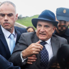 El ex jefe de Seguridad de Adif, Andrés Cortabitarte, es escoltado por la policía tras ser increpado y golpeado a la entrada del juicio. XOÁN REY