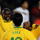 Los jugadores brasileños felicitan a Robinho, detrás, que eleva los brazos al cielo.
