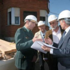 Responsables de la obra y del cuartel de Veguellina explican el proyecto
