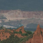 En primer término Las Médulas, y al fondo, frente al mirador de Orellán, la cantera de Martínez Núñe
