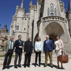 La consejera Alicia García posa junto al obispo de Astorga y el delegado de la Junta ante el Palacio de Gaudí.