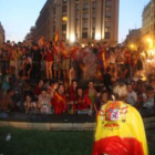 Los aficionados leoneses celebran en la fuente de Santo Domingo el triunfo histórico de la selección