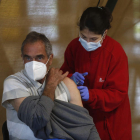 Una persona vacunada la semana pasada en el Palacio de Exposiciones. FERNANDO OTERO