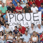 "Piqué, coge la bicicleta de Shakira", se leía en una pancarta de la afición leonesa.