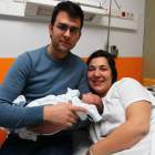 Javier sujeta a su hijo, Joaquim, junto a su madre Noelia.