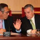 Agustín Rajoy, concejal de Hacienda del Ayuntamiento de León, conversa con el alcalde, Emilio Gutiérrez.