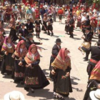 Un grupo de maragatos participa en un baile popular durante una fiesta.